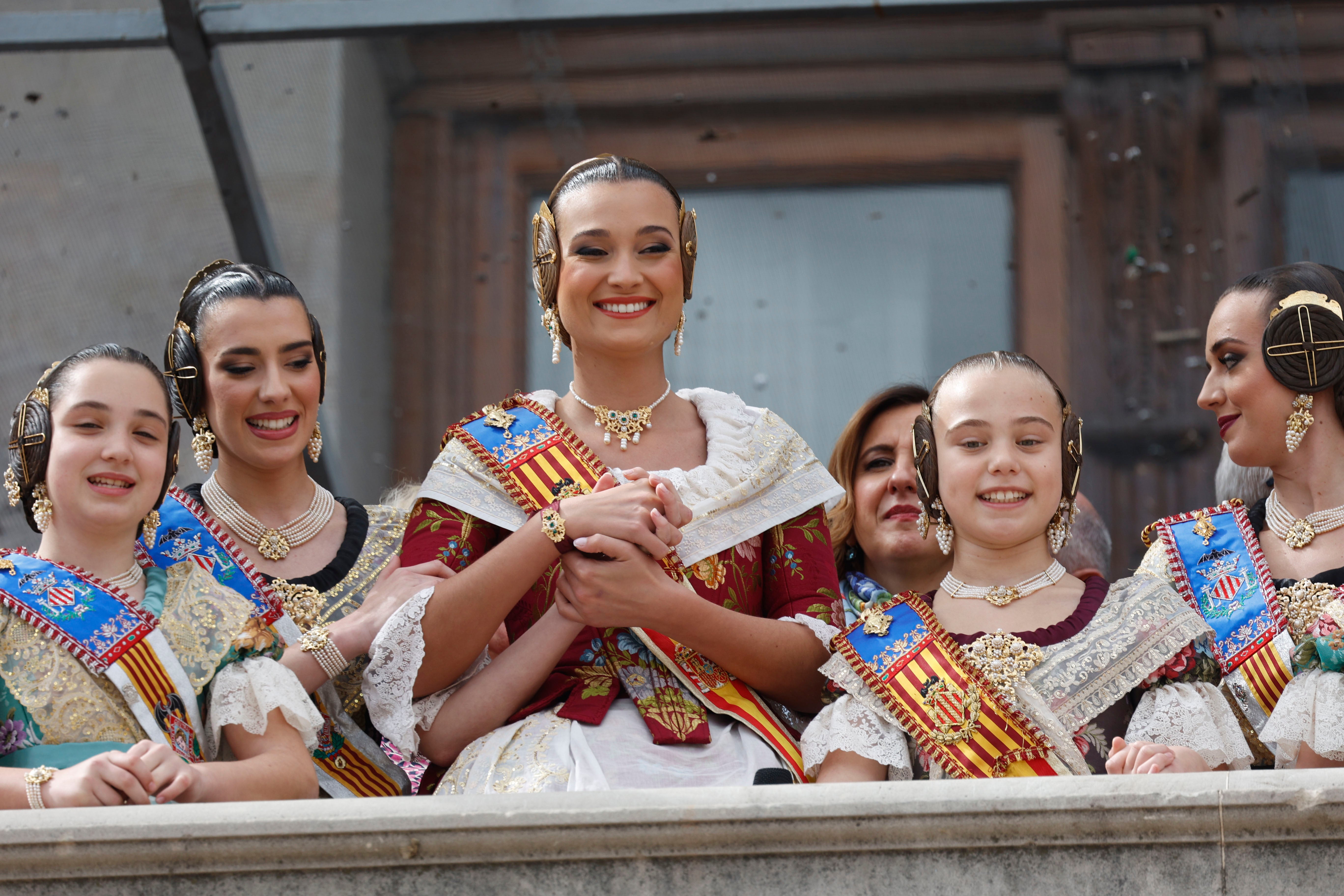 Las falleras mayores y las cortes, con Català detrás, en el balcón del Ayuntamiento durante una mascletà de este año.