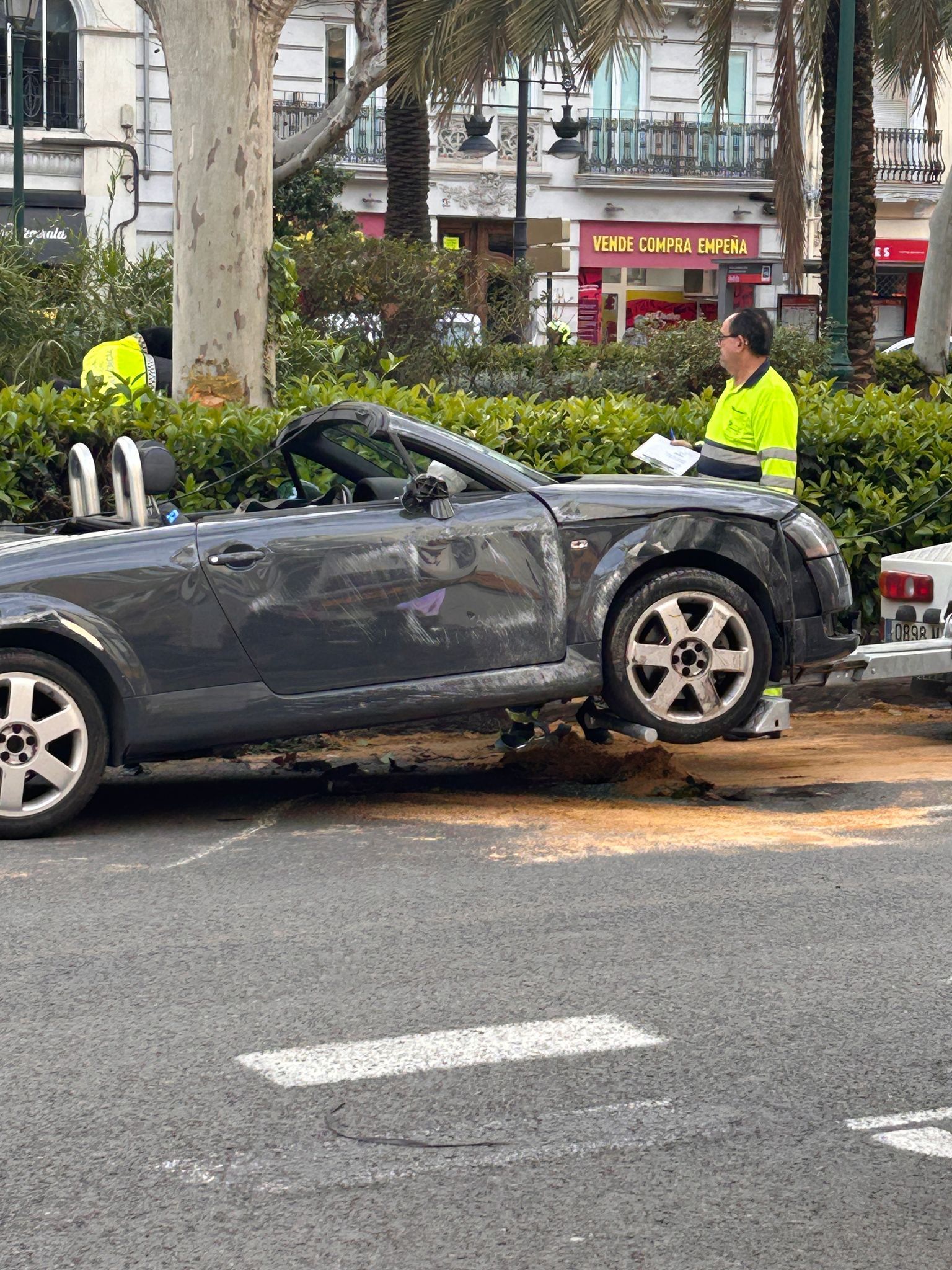 Espectacular accidente en Valencia: un coche vuelca en Fernando el Católico