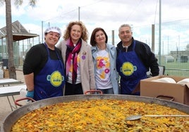 La alcaldesa Folgado,. segunda por la izquierda, en las paellas del pasado año.