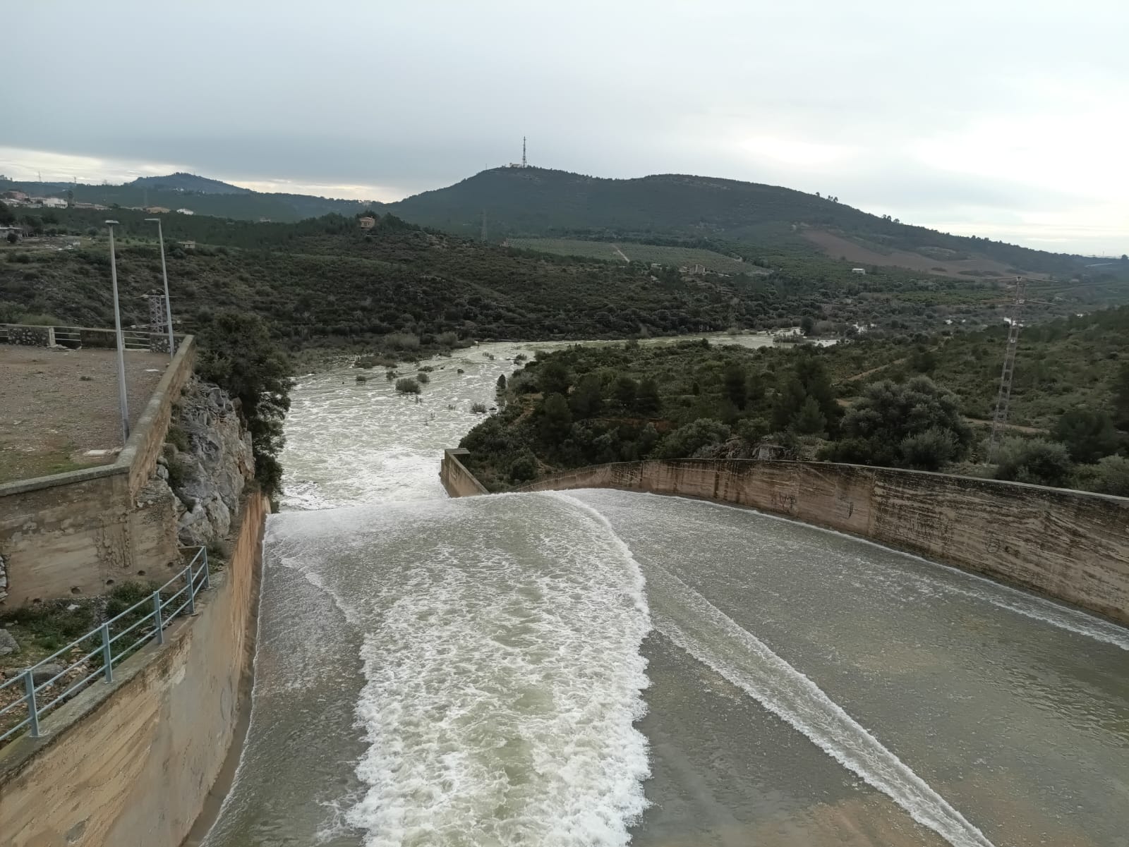 Desagüe por aliviadero de la presa de María Cristina.