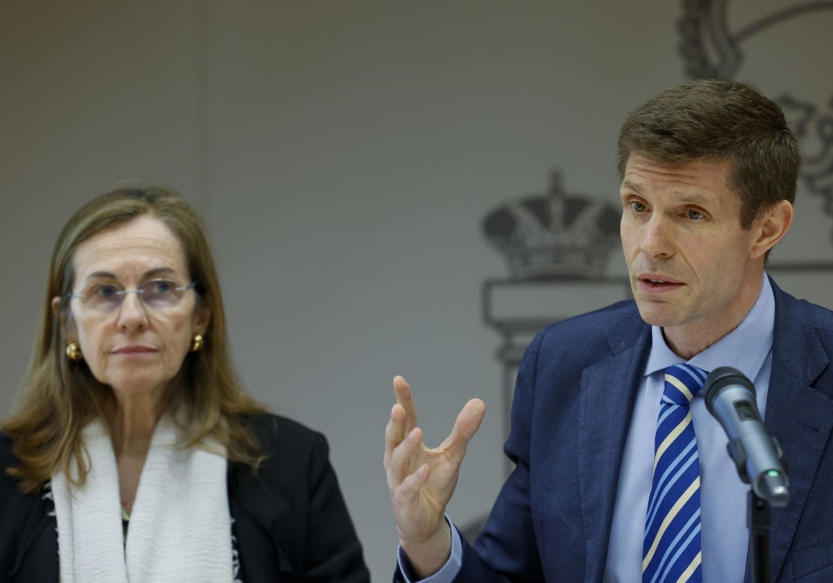 La directora general del Consorcio, Flavia Rodríguez Ponga, y el presidente del Consorcio de Compensación de Seguros y director general de Seguros del Ministerio de Economía, José Antonio Fernández de Pinto, en Valencia.