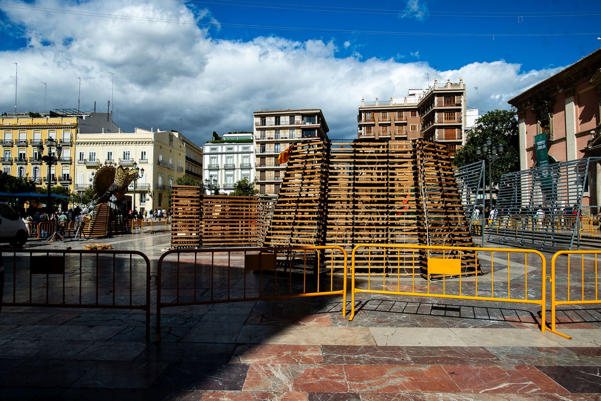 FOTOS | Comienza el montaje del cadafal de la Mare de Déu en la plaza de la Virgen