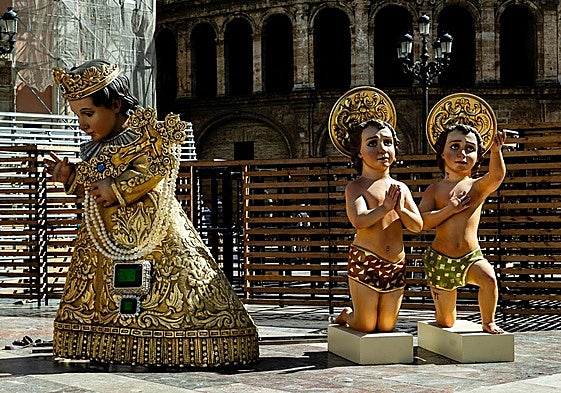 El cadafal, listo para el montaje este martes en la plaza de la Virgen.