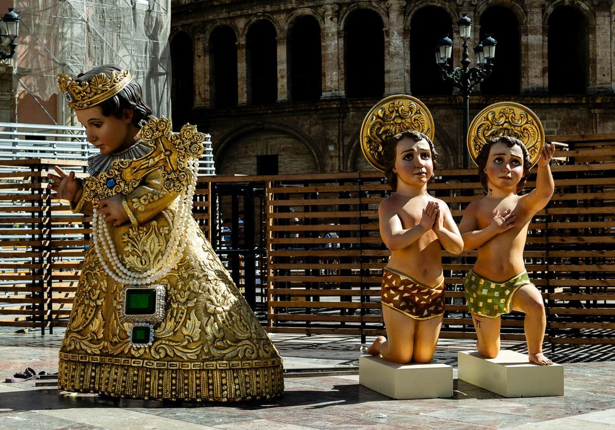 FOTOS | Comienza el montaje del cadafal de la Mare de Déu en la plaza de la Virgen