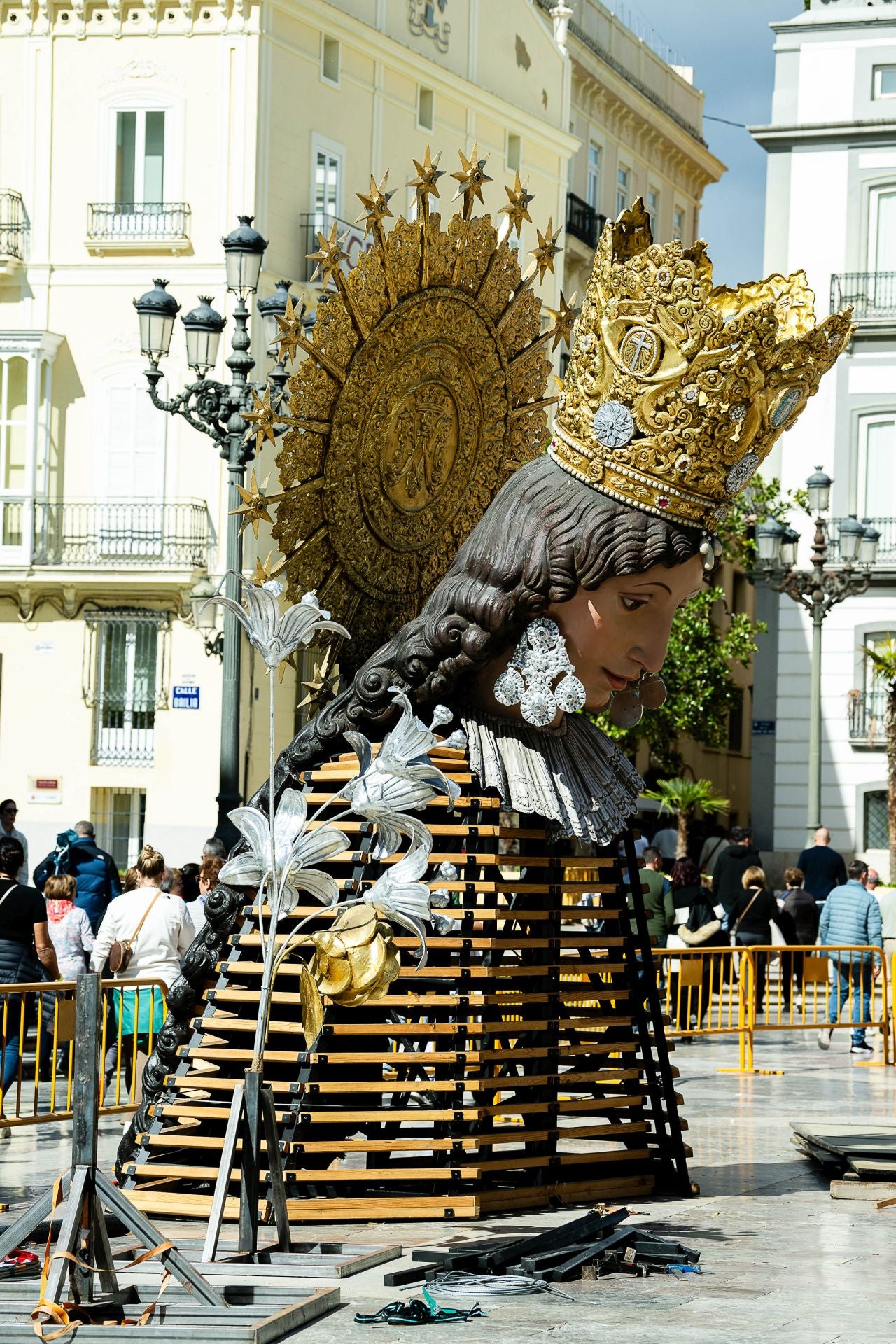 FOTOS | Comienza el montaje del cadafal de la Mare de Déu en la plaza de la Virgen