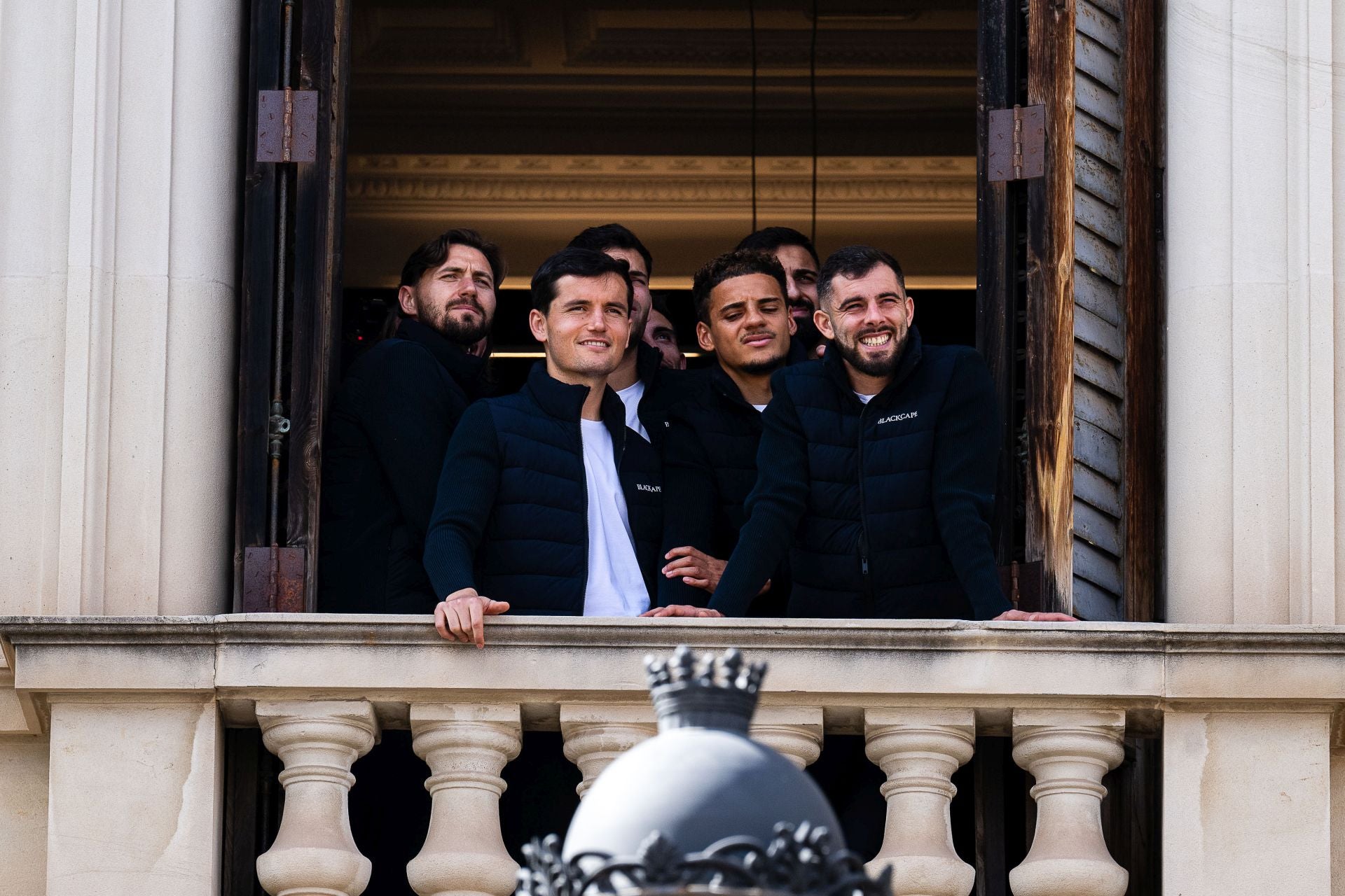 FOTOS | El Valencia CF disfruta de la mascletà de hoy en el balcón del Ayuntamiento