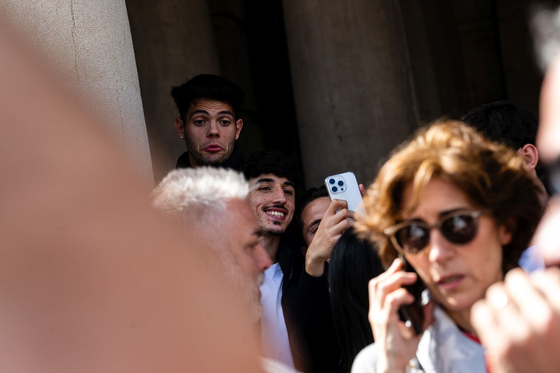 FOTOS | El Valencia CF disfruta de la mascletà de hoy en el balcón del Ayuntamiento