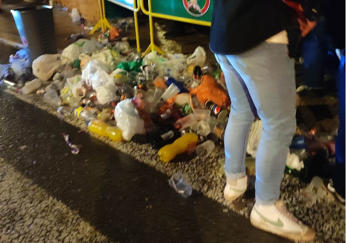 Imagen principal - Batalla vecinal por una verbena de la plaza de San Sebastián