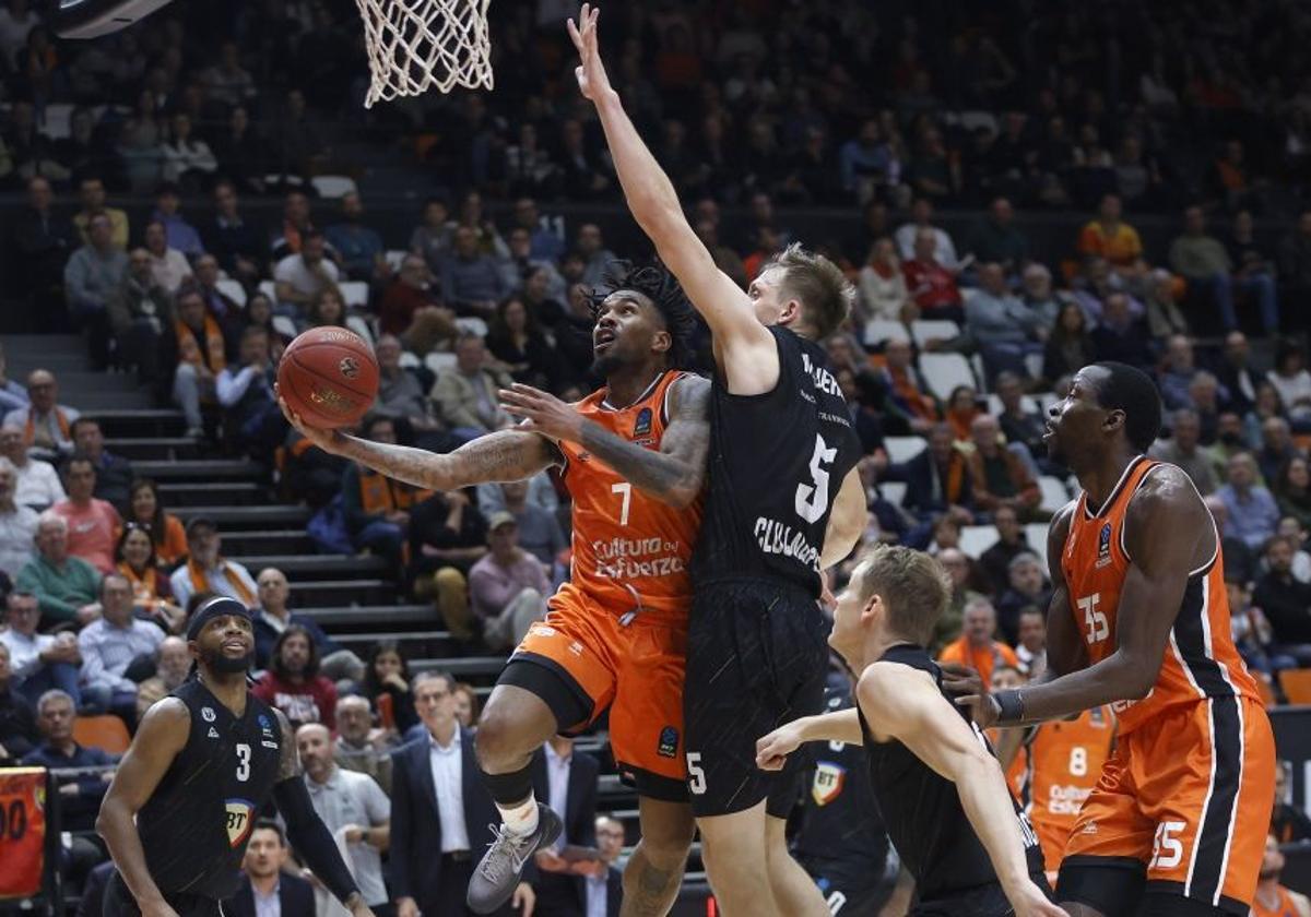 Chris Jones, durante un partido en la Fonteta.