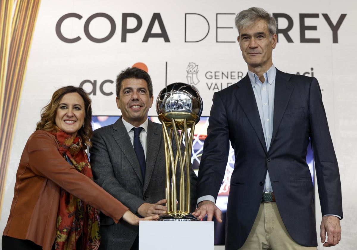 María José Catalá, Carlos Mazón y Antonio Martín posan con el trofeo de la Copa del Rey.