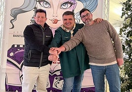 El presidente de la falla Exposición, Manolo Mas, con los artistas Salva Banyuls y Néstor Ruiz.
