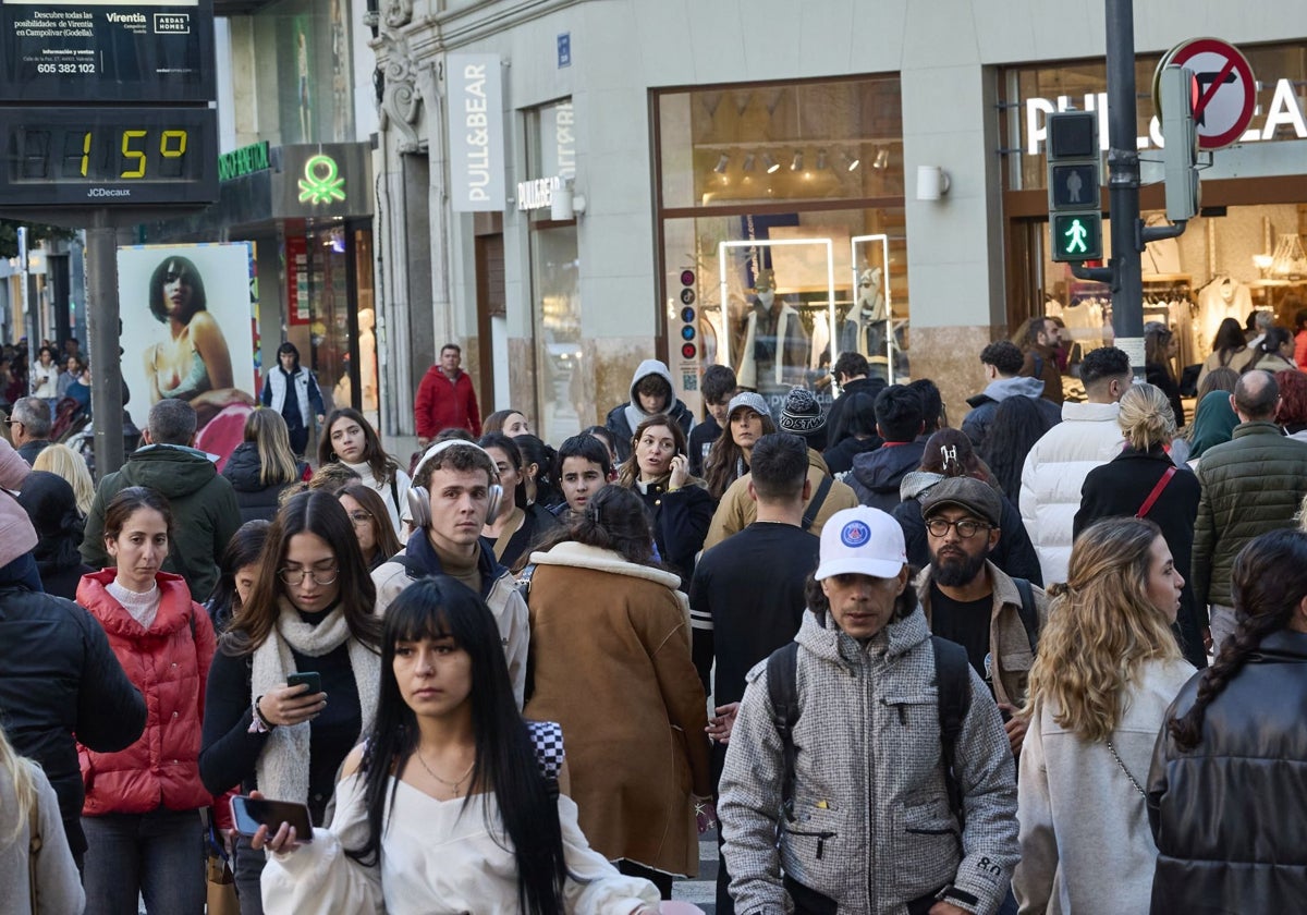 Una multitud de gente por la calle Colón.