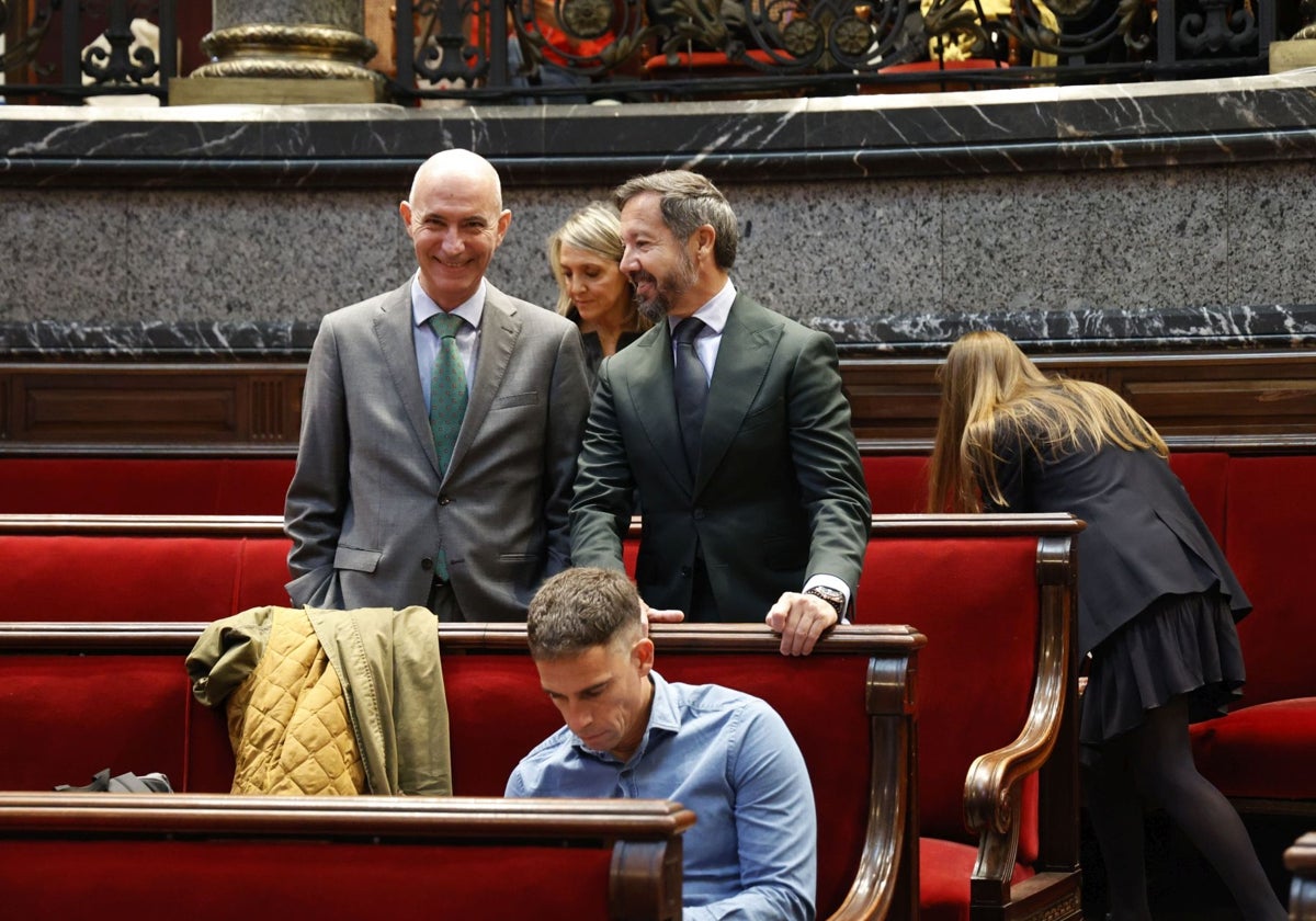 Gozálbez y Badenas conversan en un pleno anterior.