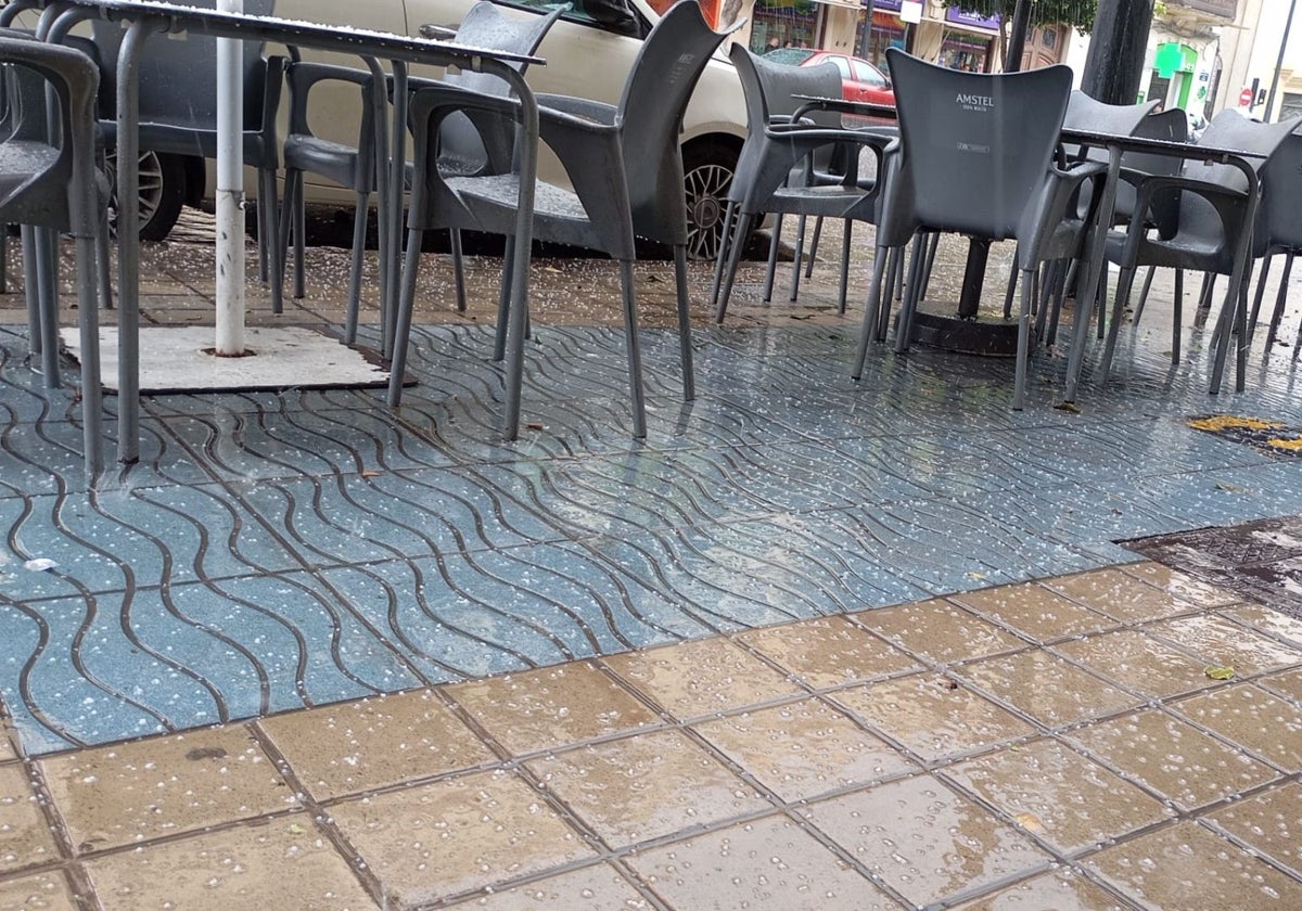 Un momento de la granizada caída esta tarde en Valencia.