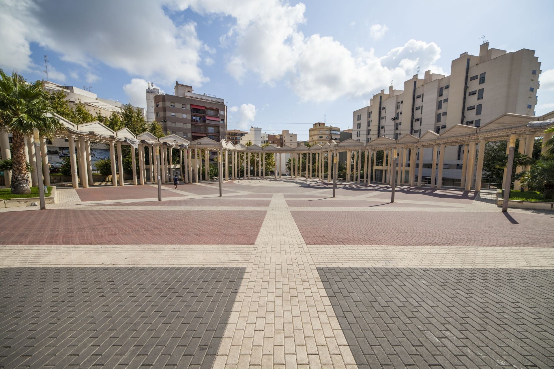 La plaza Mayor de Calp y el inmueble donde irán la nueva oficina de turismo.