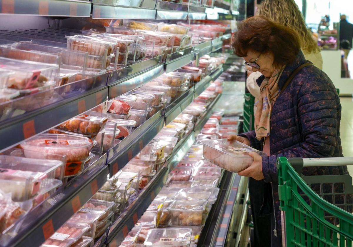 Una mujer compra en un supermercado de Mercadona.