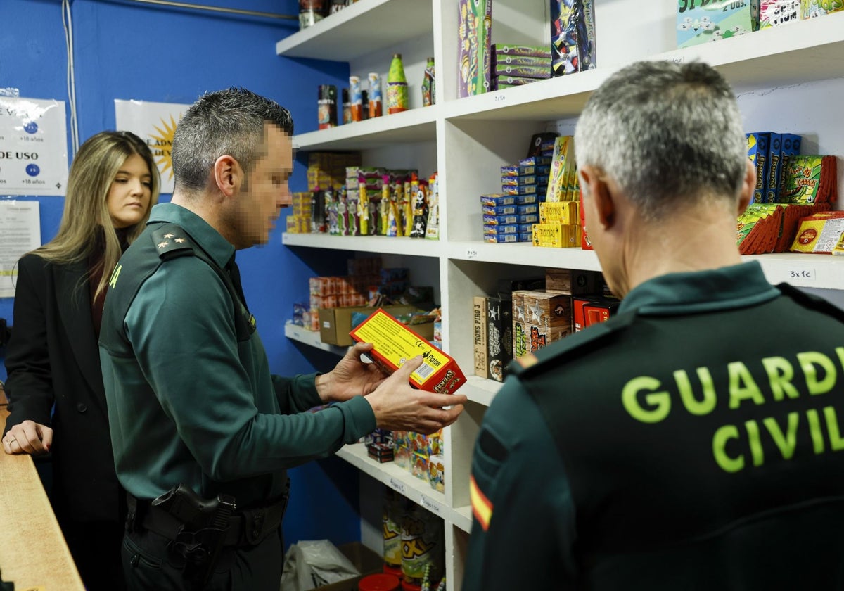 La Guardia Civil inspecciona una petardería.