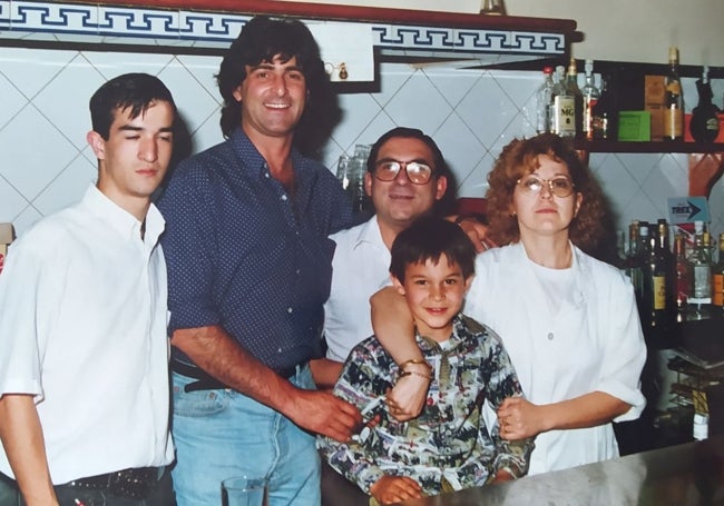 Mario Alberto Kempes, junto a parte de la familia Carrión Navarro, en el bar Miampi.