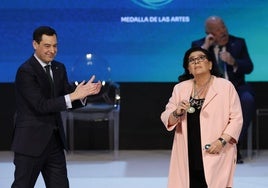 María del Monte recibe la Medalla de Andalucía.