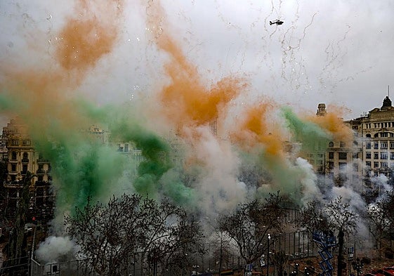 Mascletà en la plaza del Ayuntamiento.
