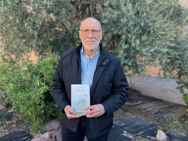 Francisco Pascual sosteniendo su último libro 'Una caja de sorpresas en una colección de historias'