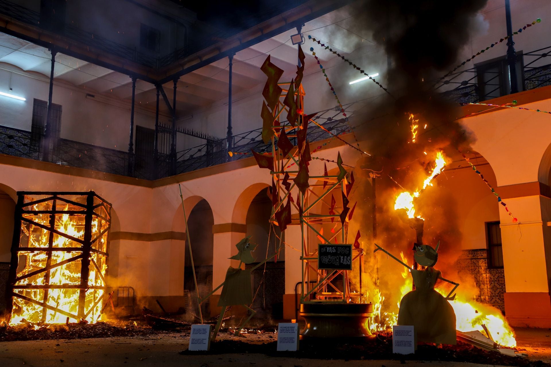 FOTOS | La falla de las Fuerzas Armadas y la Guardia Civil homenajea al pueblo valenciano