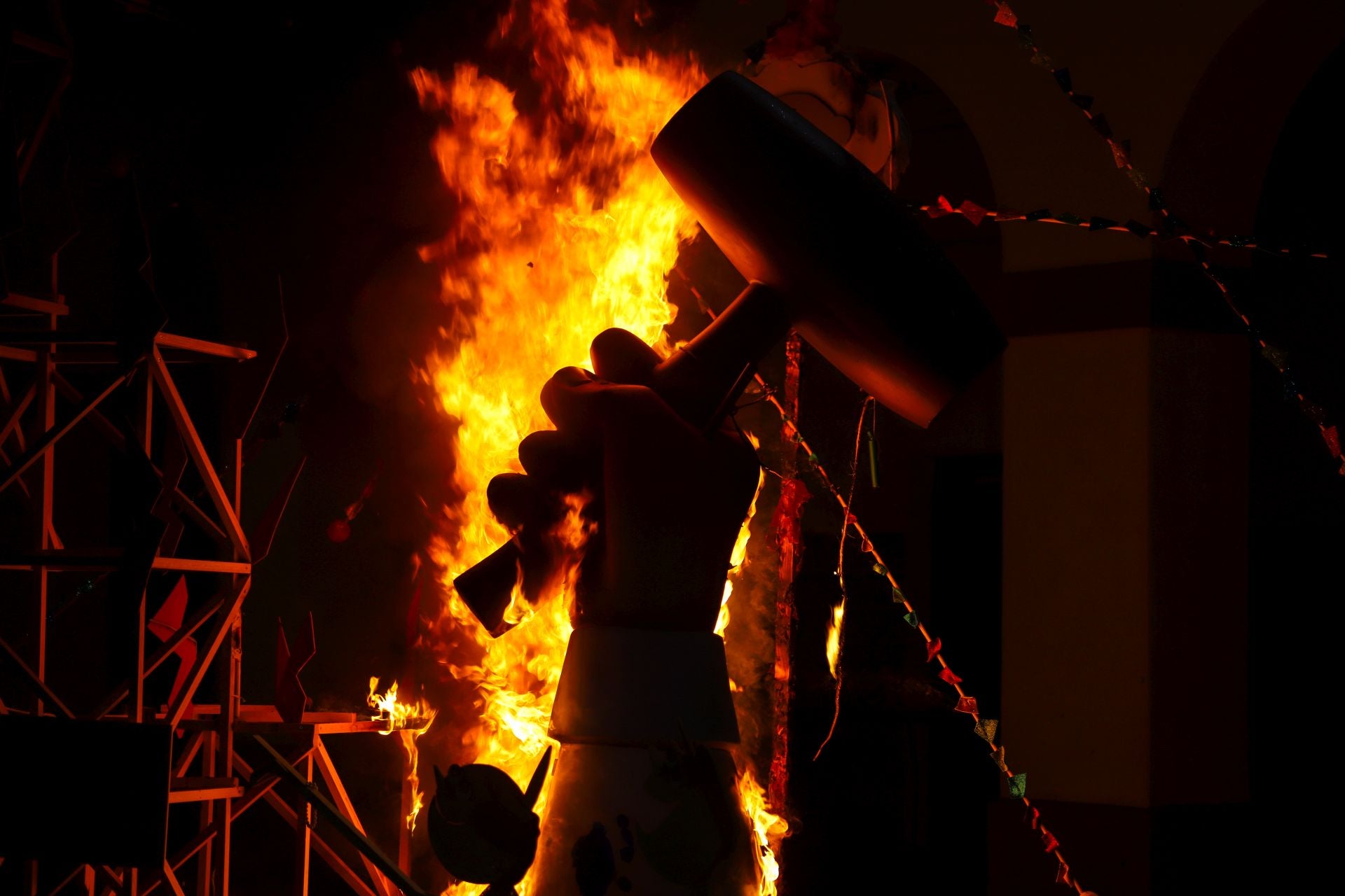 FOTOS | La falla de las Fuerzas Armadas y la Guardia Civil homenajea al pueblo valenciano