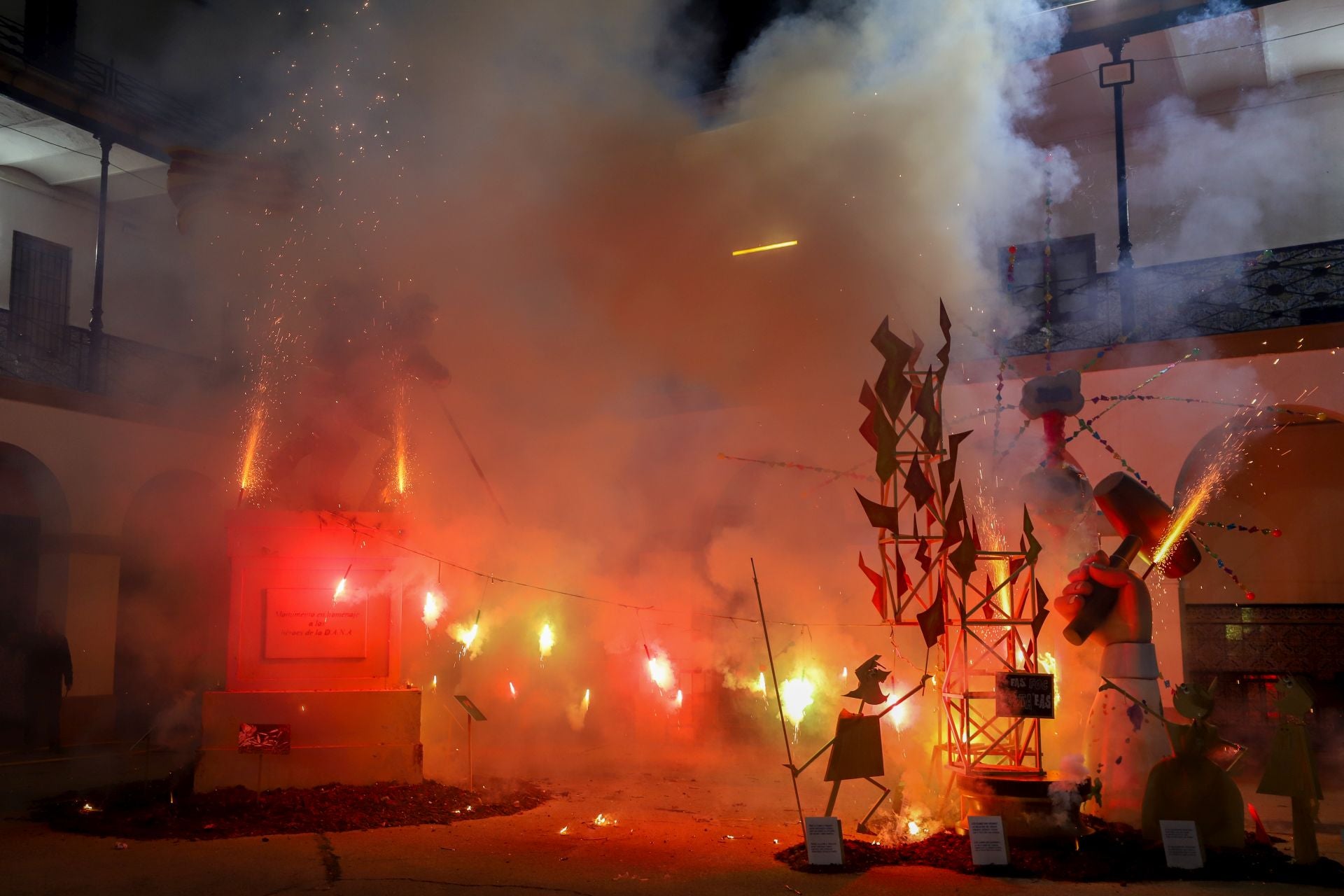 FOTOS | La falla de las Fuerzas Armadas y la Guardia Civil homenajea al pueblo valenciano