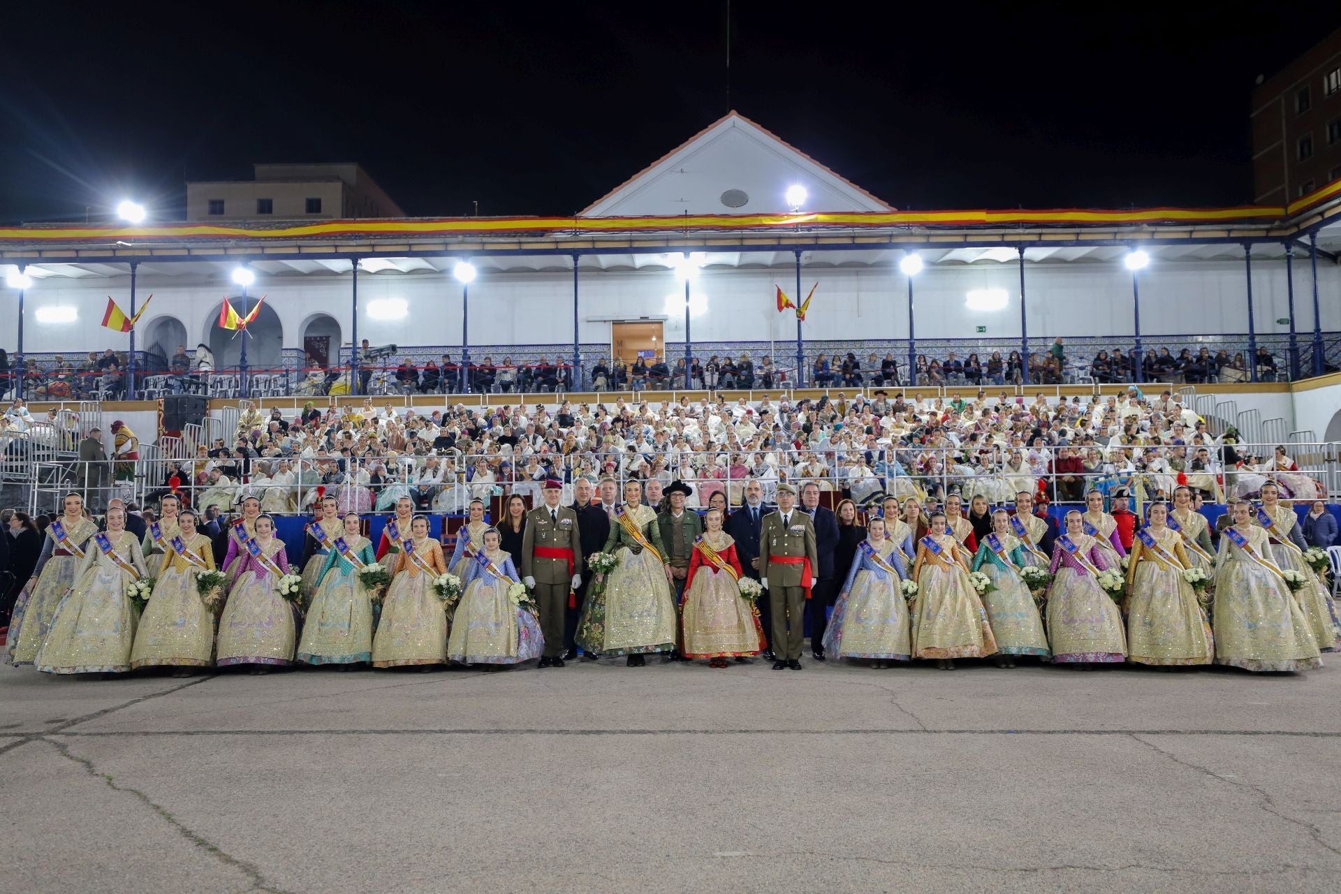 FOTOS | La falla de las Fuerzas Armadas y la Guardia Civil homenajea al pueblo valenciano