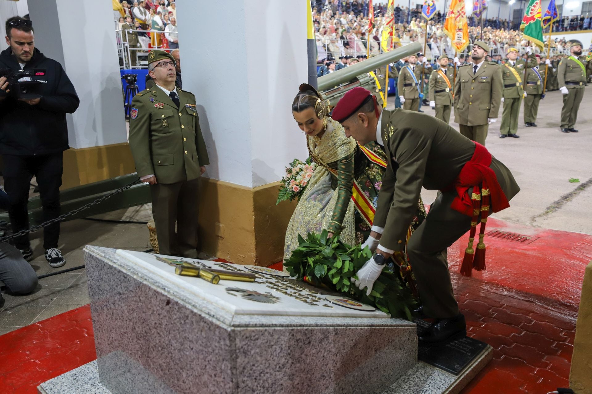 FOTOS | La falla de las Fuerzas Armadas y la Guardia Civil homenajea al pueblo valenciano