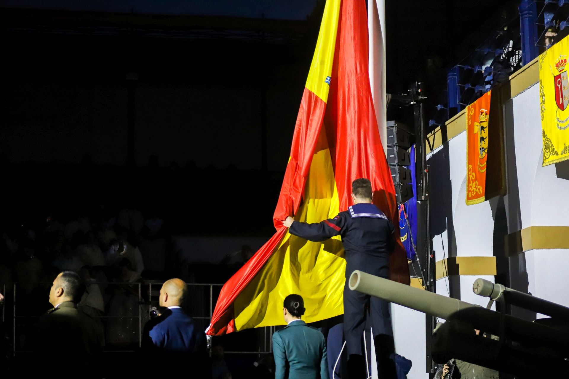 FOTOS | La falla de las Fuerzas Armadas y la Guardia Civil homenajea al pueblo valenciano