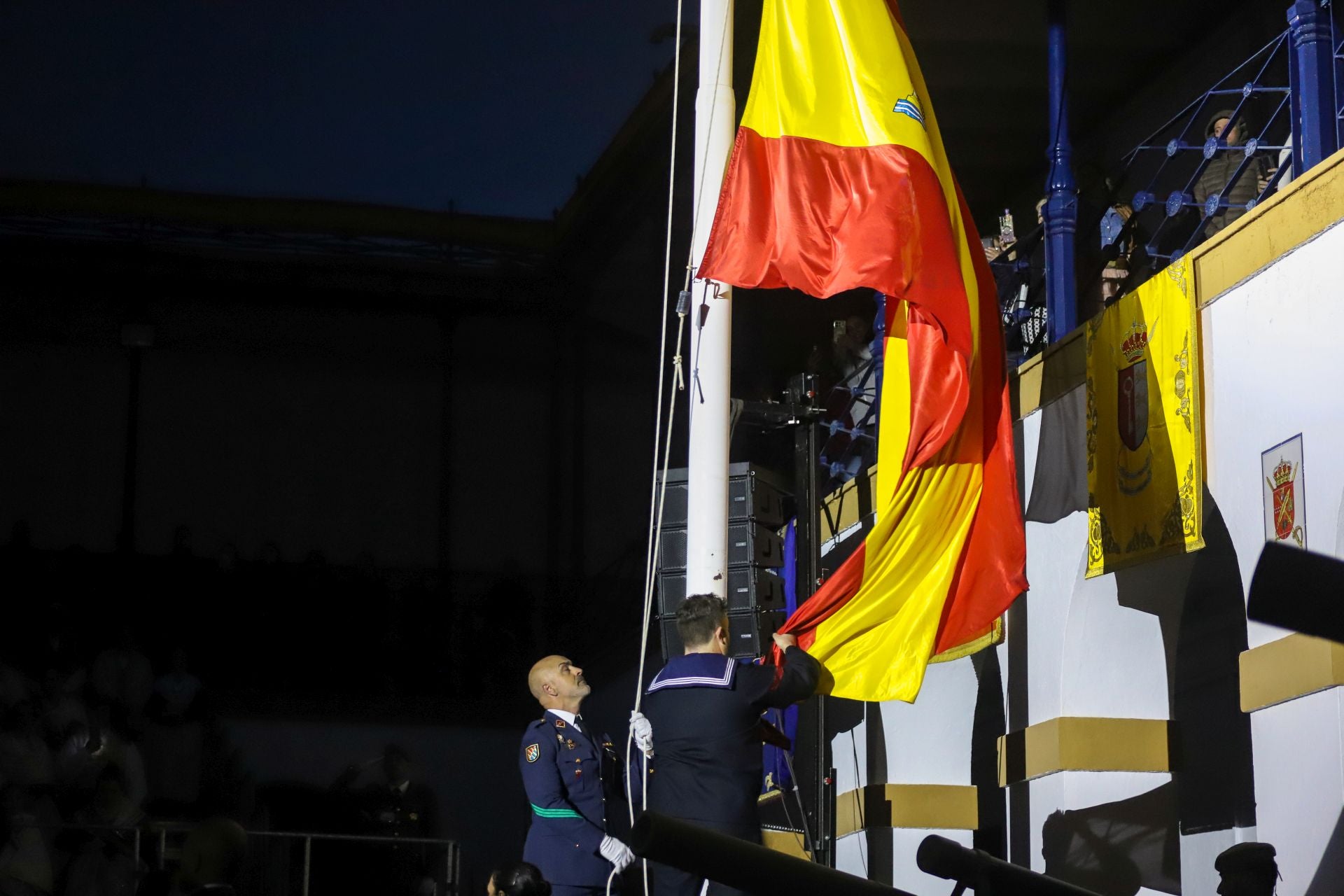 FOTOS | La falla de las Fuerzas Armadas y la Guardia Civil homenajea al pueblo valenciano