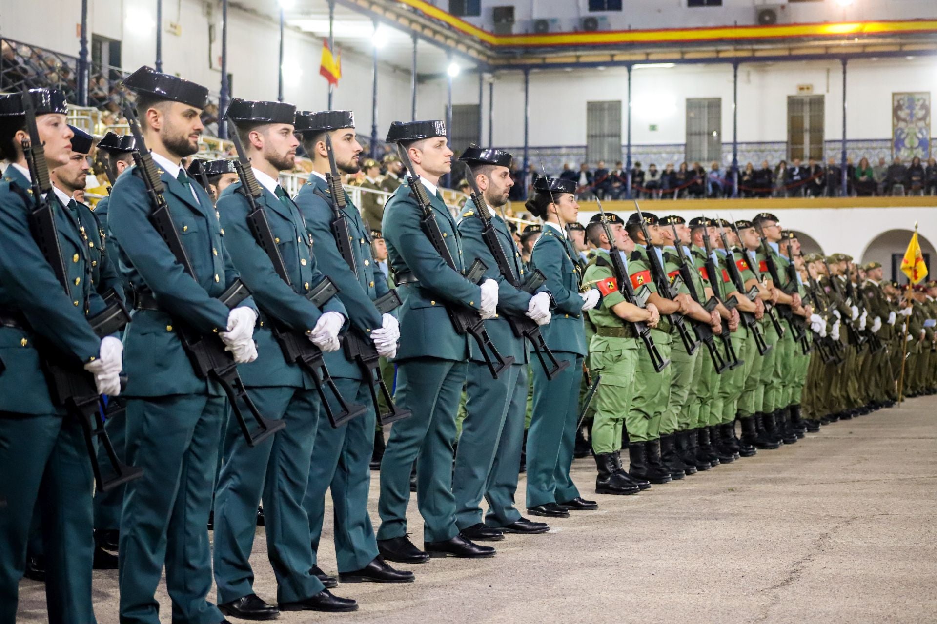 FOTOS | La falla de las Fuerzas Armadas y la Guardia Civil homenajea al pueblo valenciano