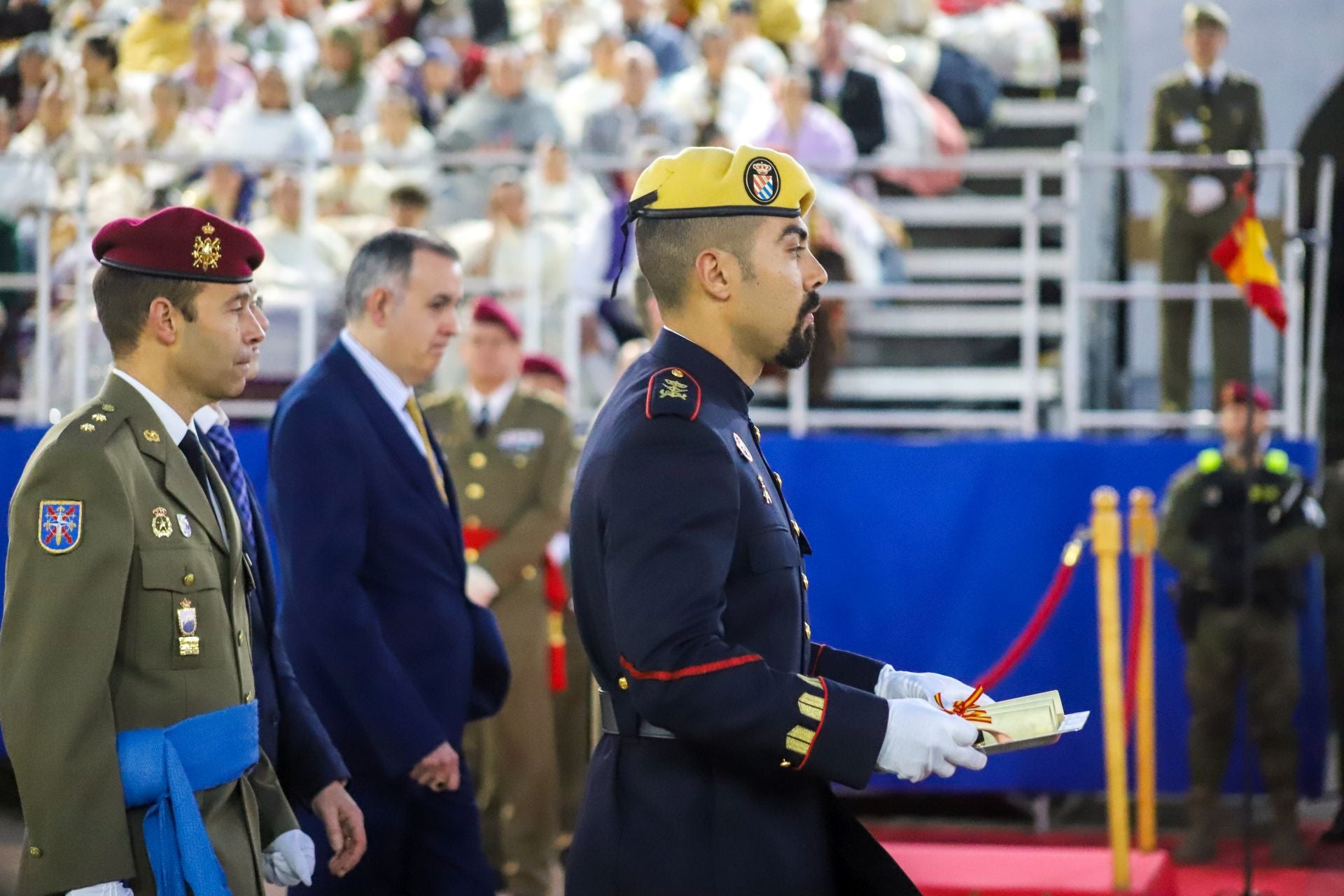 FOTOS | La falla de las Fuerzas Armadas y la Guardia Civil homenajea al pueblo valenciano