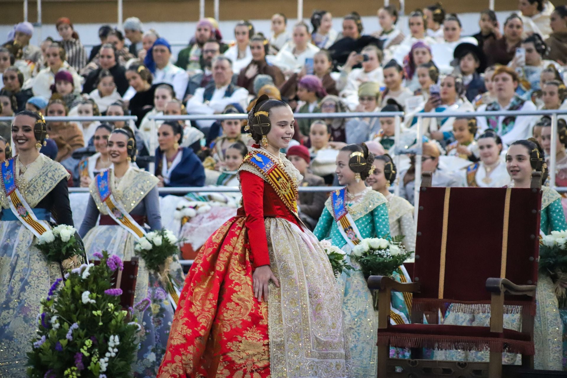 FOTOS | La falla de las Fuerzas Armadas y la Guardia Civil homenajea al pueblo valenciano