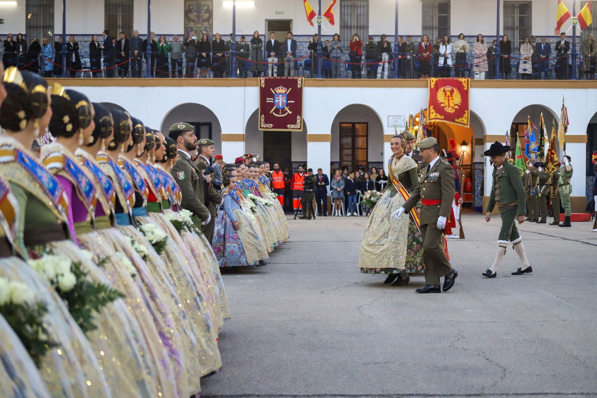 FOTOS | La falla de las Fuerzas Armadas y la Guardia Civil homenajea al pueblo valenciano