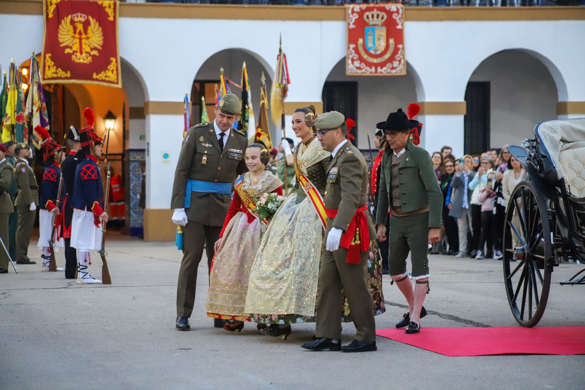FOTOS | La falla de las Fuerzas Armadas y la Guardia Civil homenajea al pueblo valenciano