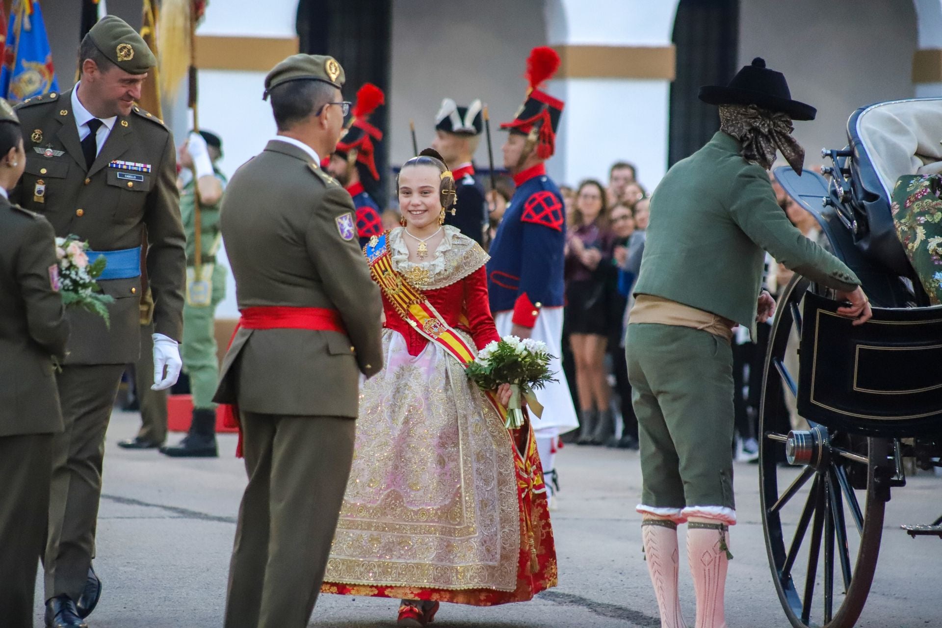 FOTOS | La falla de las Fuerzas Armadas y la Guardia Civil homenajea al pueblo valenciano