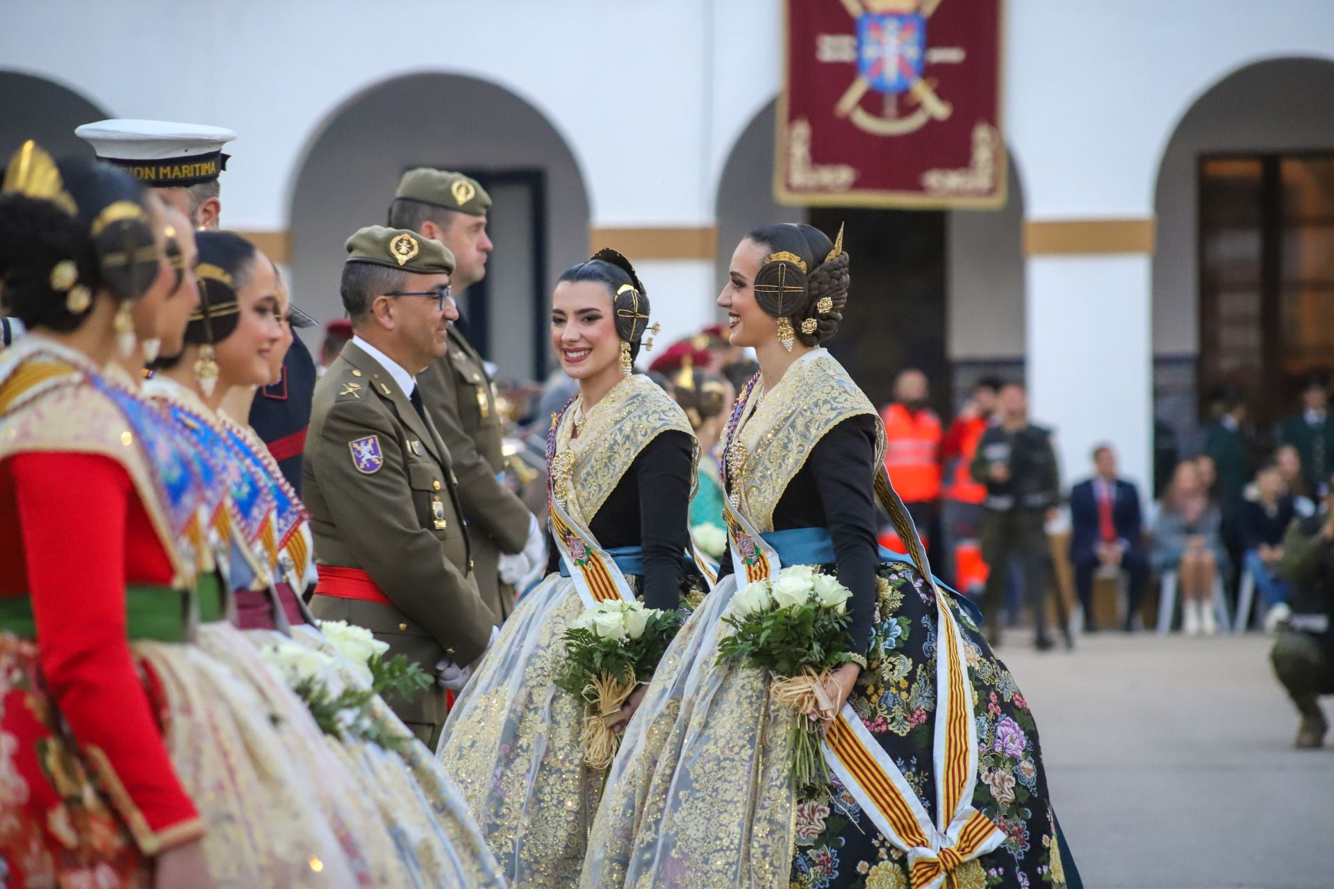 FOTOS | La falla de las Fuerzas Armadas y la Guardia Civil homenajea al pueblo valenciano
