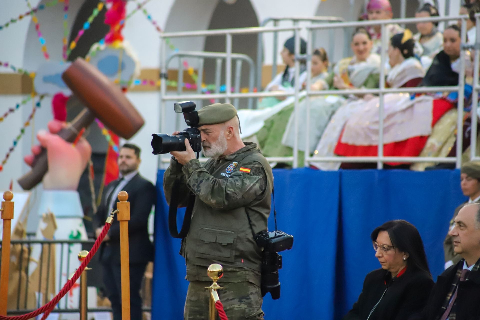 FOTOS | La falla de las Fuerzas Armadas y la Guardia Civil homenajea al pueblo valenciano