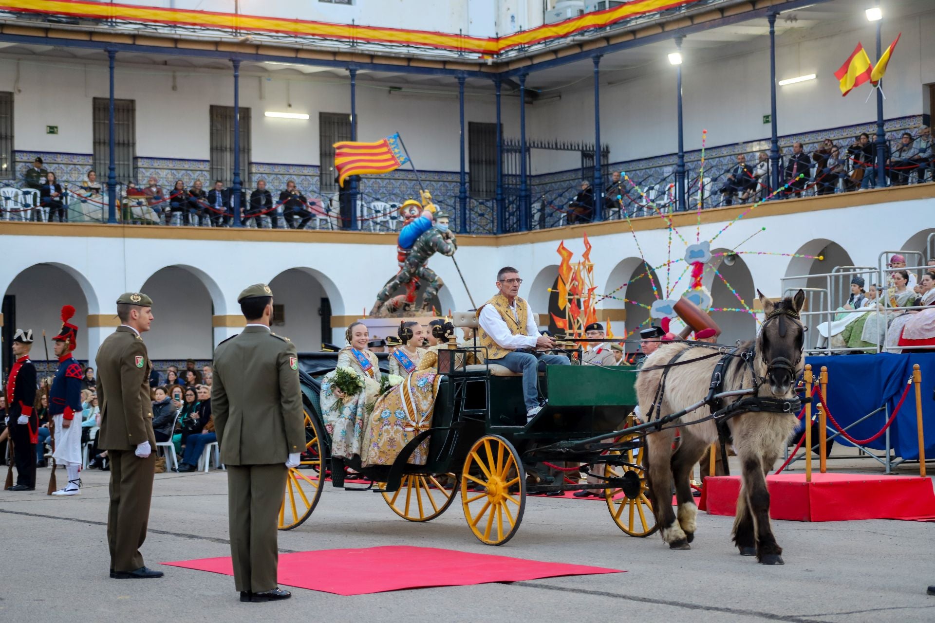 FOTOS | La falla de las Fuerzas Armadas y la Guardia Civil homenajea al pueblo valenciano