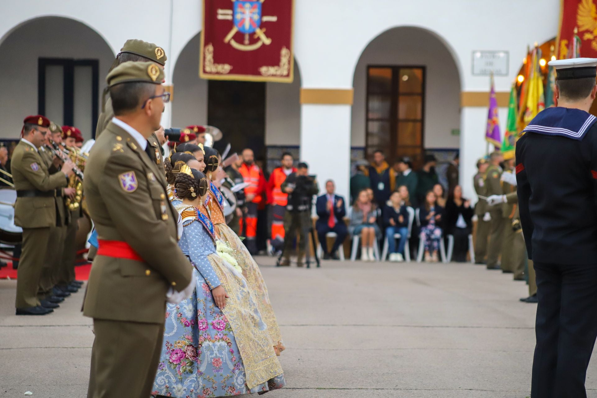 FOTOS | La falla de las Fuerzas Armadas y la Guardia Civil homenajea al pueblo valenciano