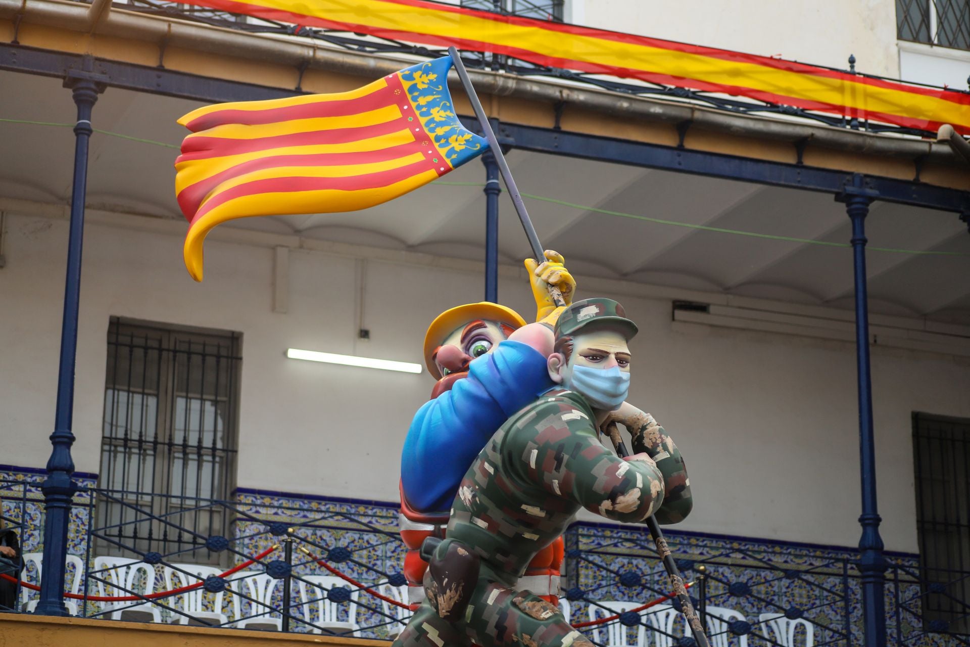 FOTOS | La falla de las Fuerzas Armadas y la Guardia Civil homenajea al pueblo valenciano
