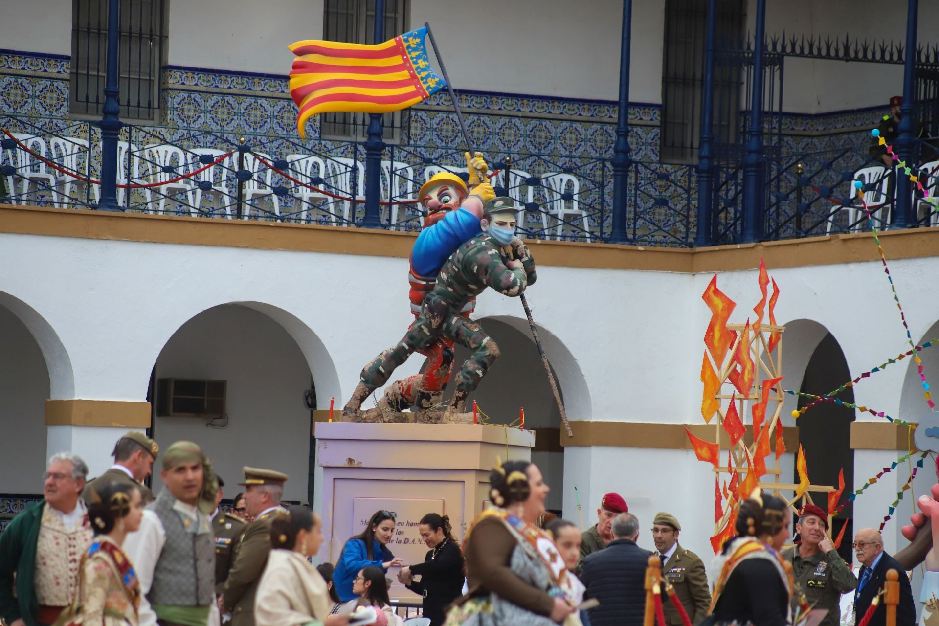 FOTOS | La falla de las Fuerzas Armadas y la Guardia Civil homenajea al pueblo valenciano