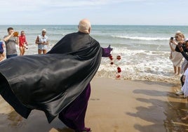 La Semana Santa Marinera pisa la playa en Valencia.