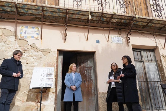 Momento de la visita al inmueble que se va a rehabilitar como centro cívico.