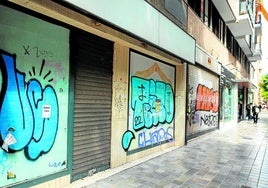 Varios comercios cerrados en una calle del centro de Valencia.