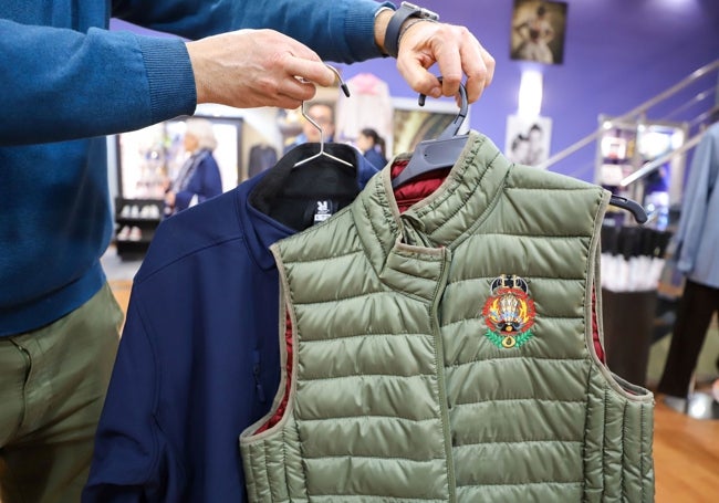 Chaleco verde acolchado y chaqueta azul de neopreno.