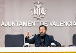 El exportavoz municipal de Vox, Juanma Badenas, en la sala de prensa del Ayuntamiento de Valencia.