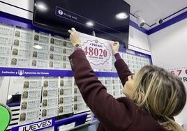 Una administración entrega un premio de lotería.